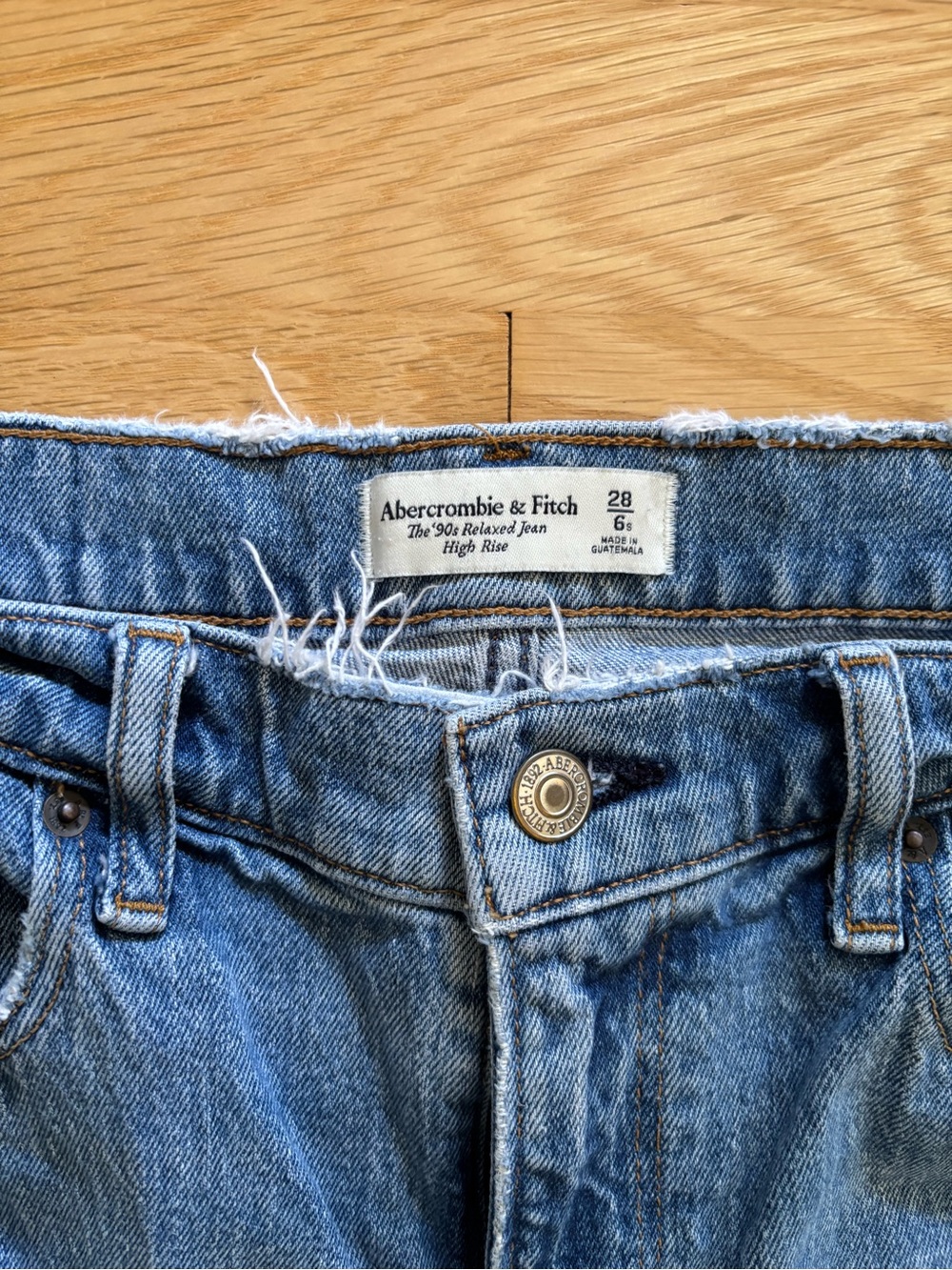 Abercrombie & Fitch The 90’s Relaxed Jean High Rise - Medium Wash, Size 28/6 S - Picture 3 of 7